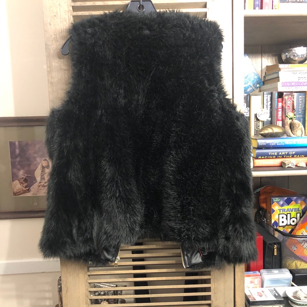 Vest. - Picture 2 of 2